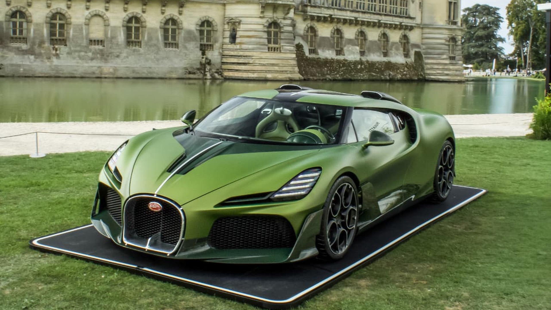 Bugatti Brouillard verte sur la pelouse de Chantilly Arts & Élégance