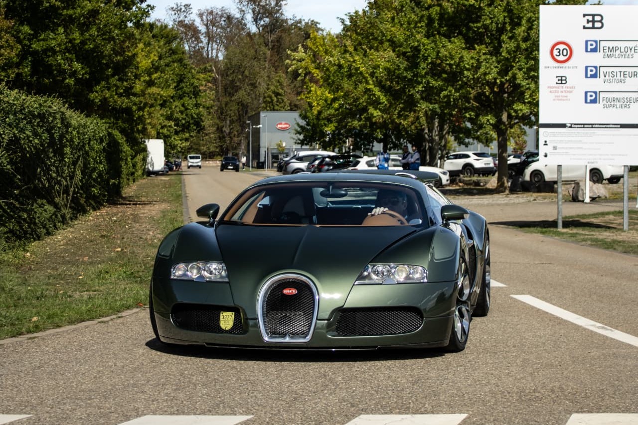Bugatti Veyron 16.4 vert foncé de face sur la route du Bugatti Festival à Molsheim